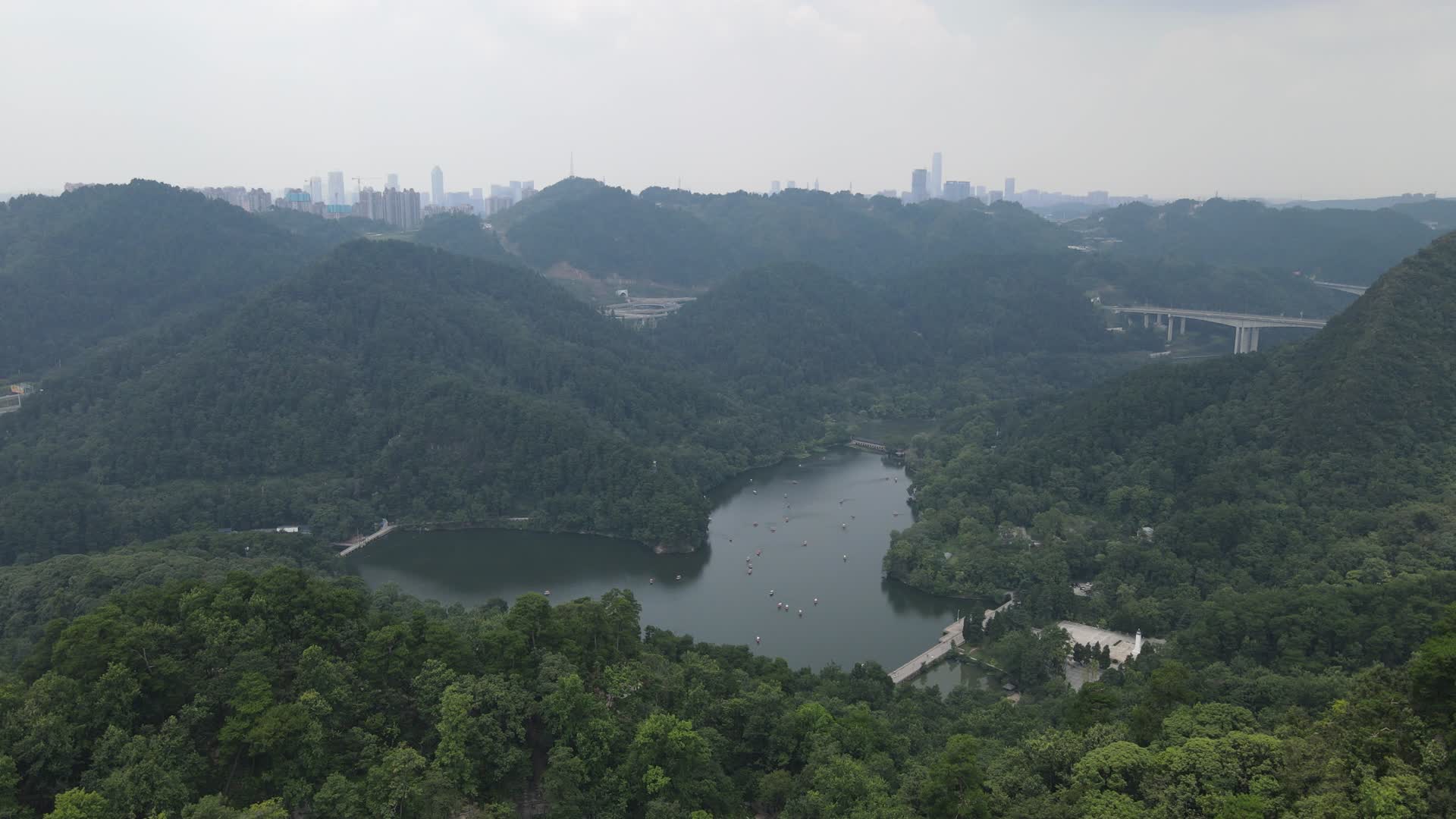 航拍贵阳黔灵山公园4A景区黔灵湖视频的预览图