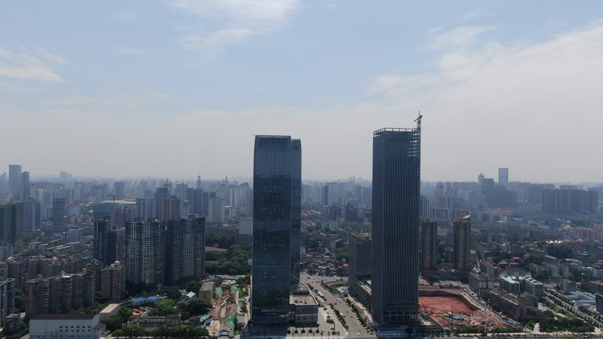 航拍湖南长沙湘江边新建CBD商务建筑视频的预览图