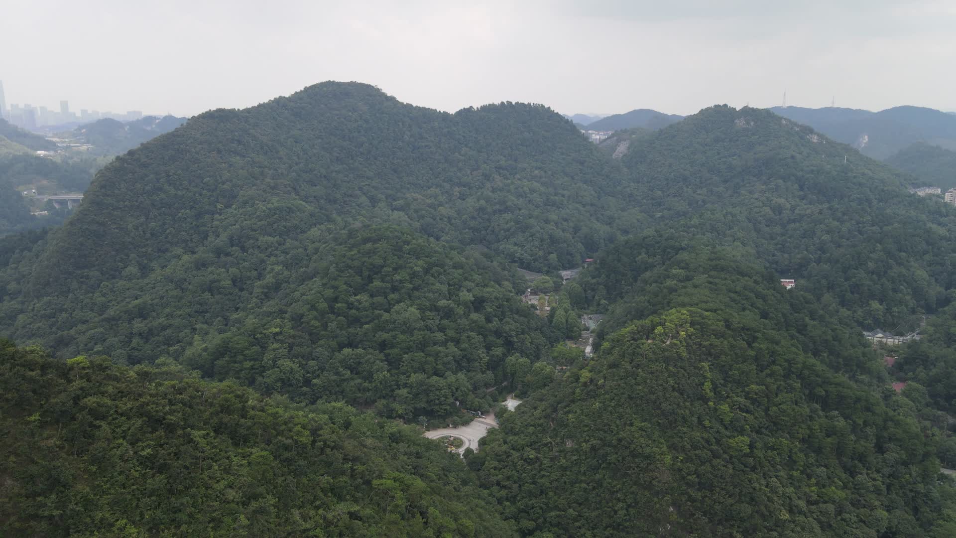 航拍贵阳黔灵山公园4A景区视频的预览图