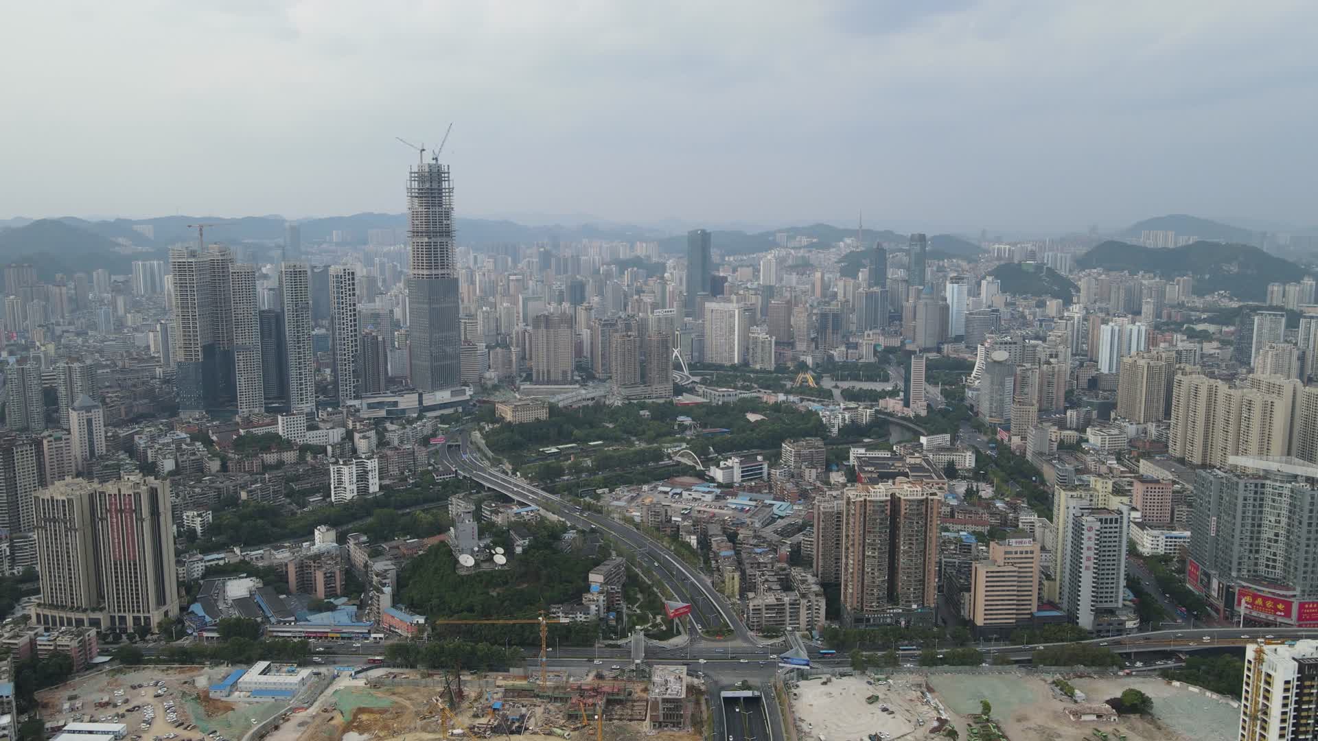 航拍贵阳筑城广场城市高楼视频的预览图