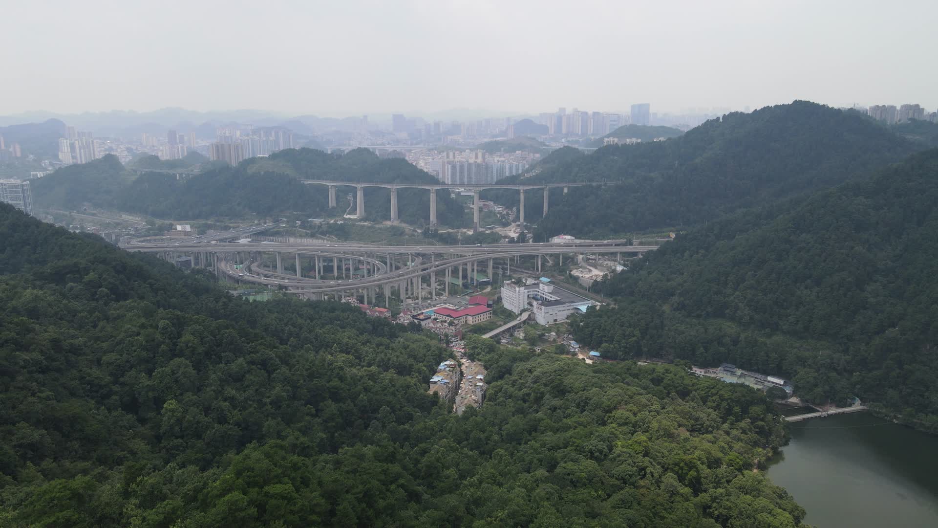 航拍贵阳城市高架立交桥视频的预览图