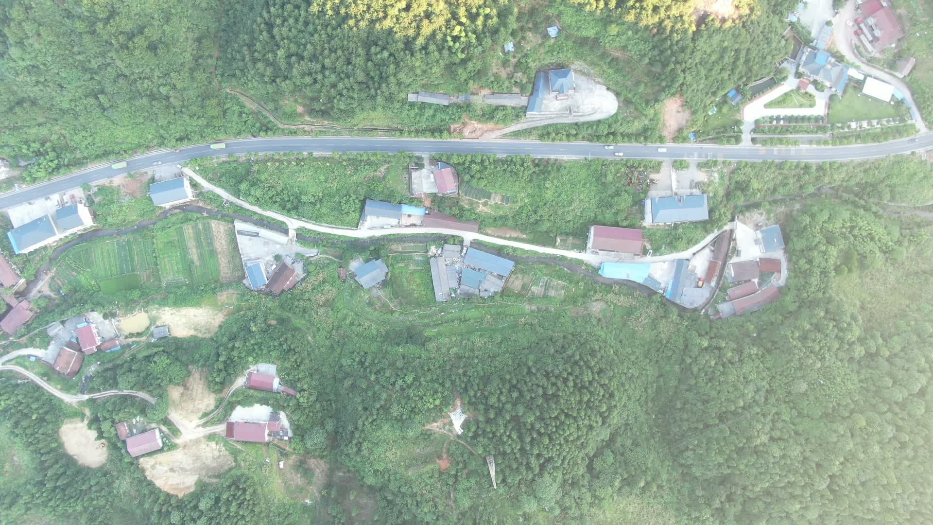 俯拍山谷乡村公路视频的预览图