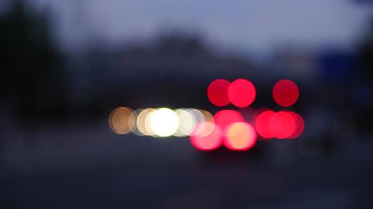 城市交通马路夜景繁华城市都市忙碌车辆行驶城市灯光唯美夜里视频的预览图