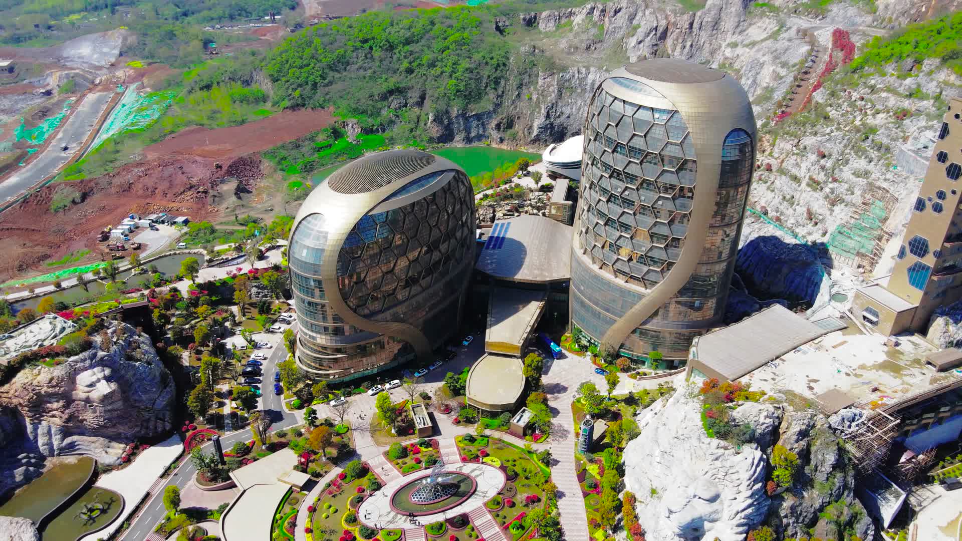 4K航拍南京市江北新区地标建筑蜂巢酒店视频的预览图