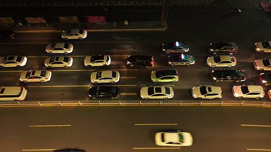 4K航拍夜间行驶在道路的汽车视频的预览图