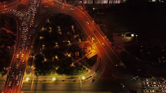 4K航拍城市大道路口夜晚交通视频的预览图