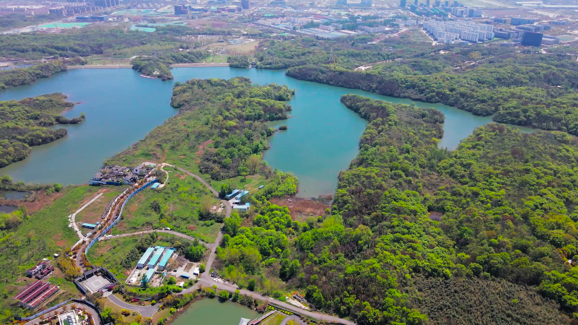 4K航拍南京老山珍珠泉景区佛手湖视频的预览图