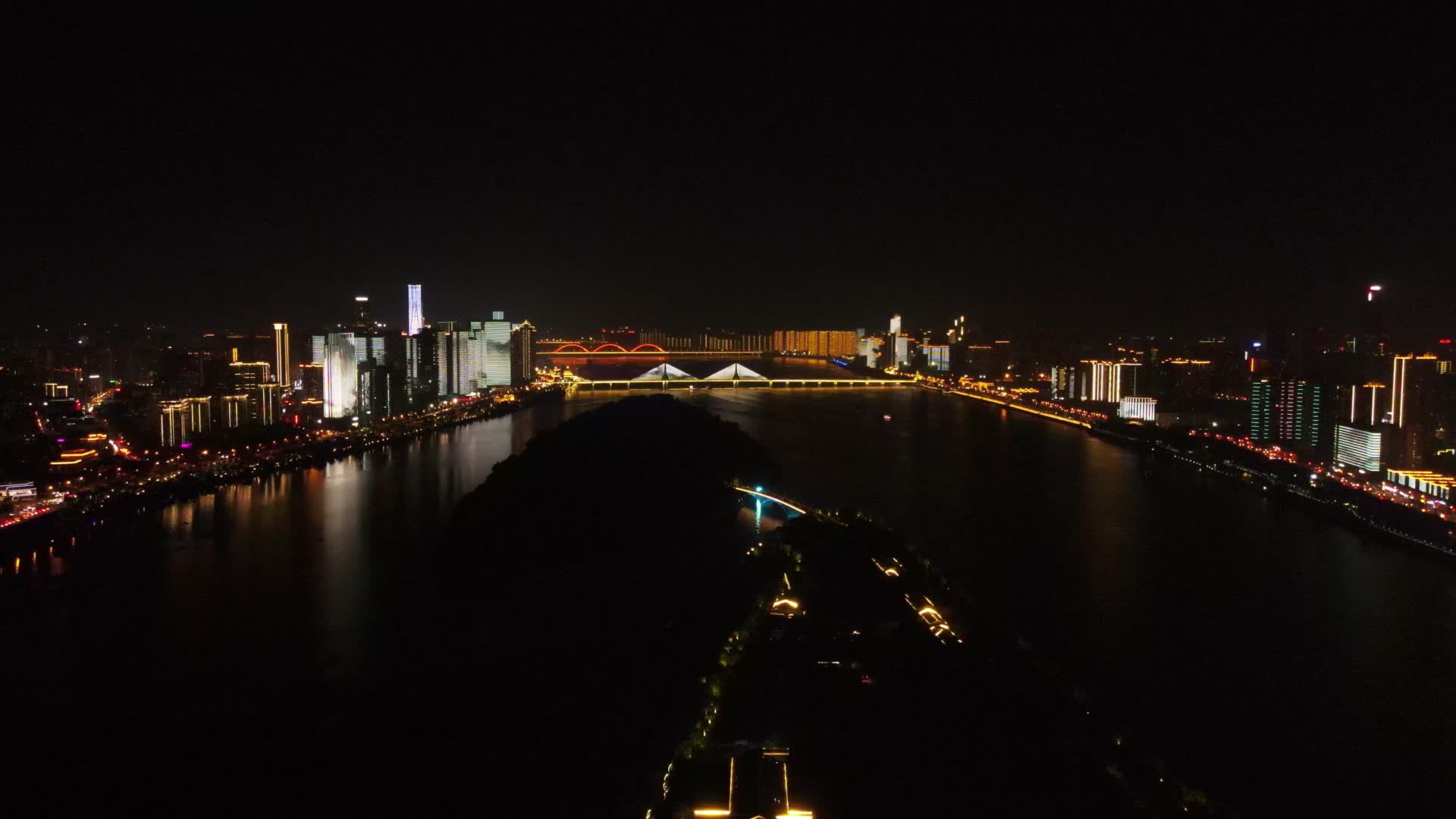 4K航拍湖南长沙湘江傅家洲夜景视频的预览图