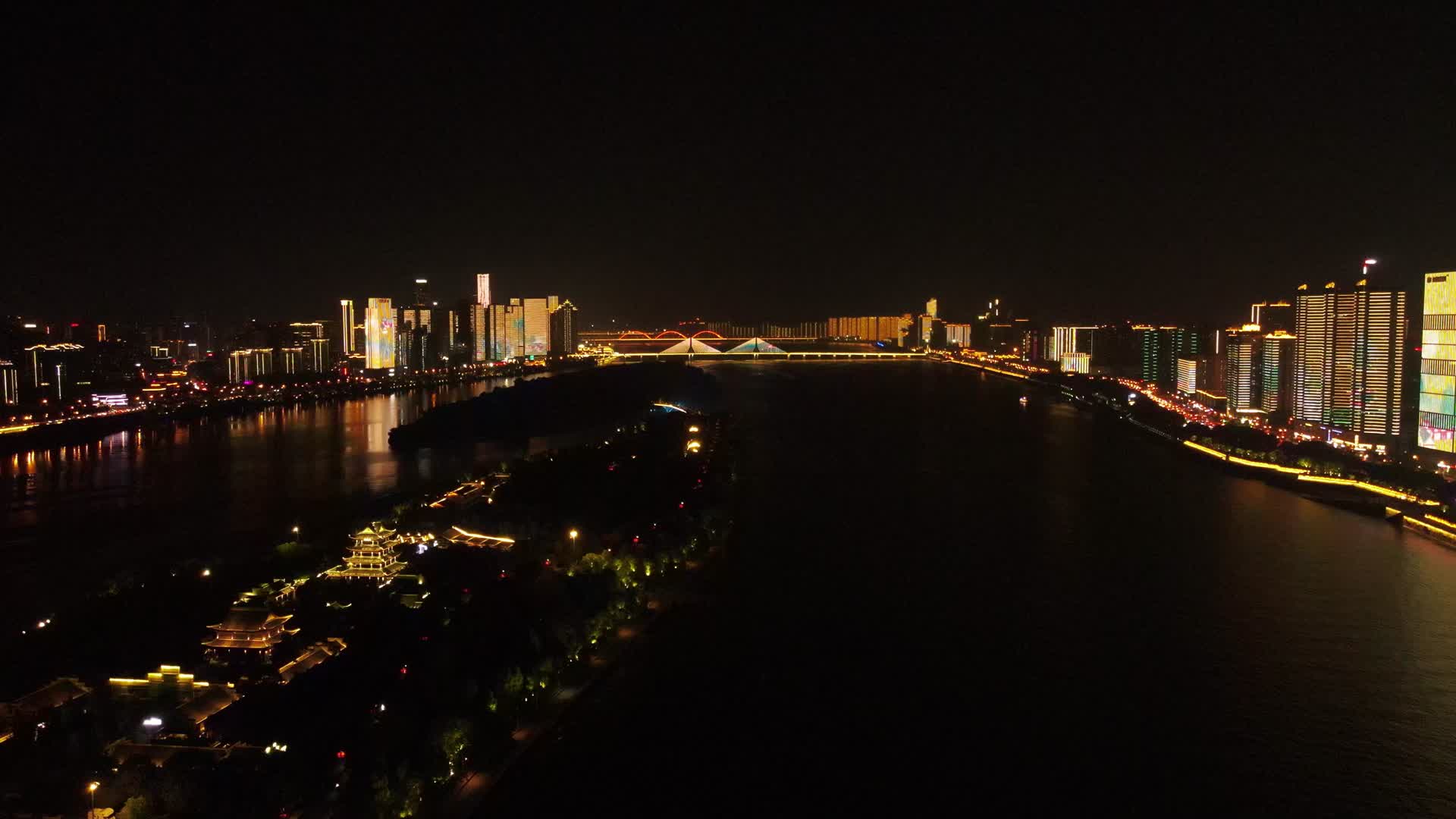 4K航拍湖南长沙湘江橘子洲夜景视频的预览图