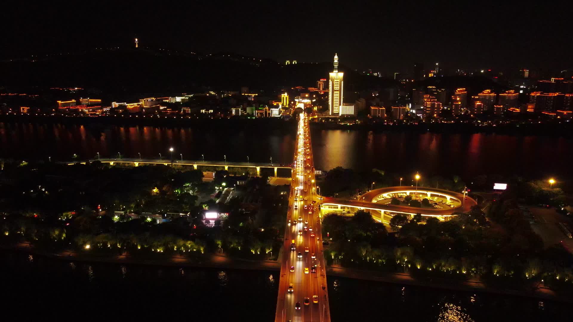 4K航拍湖南长沙橘子洲大桥车水马龙夜晚交通视频的预览图