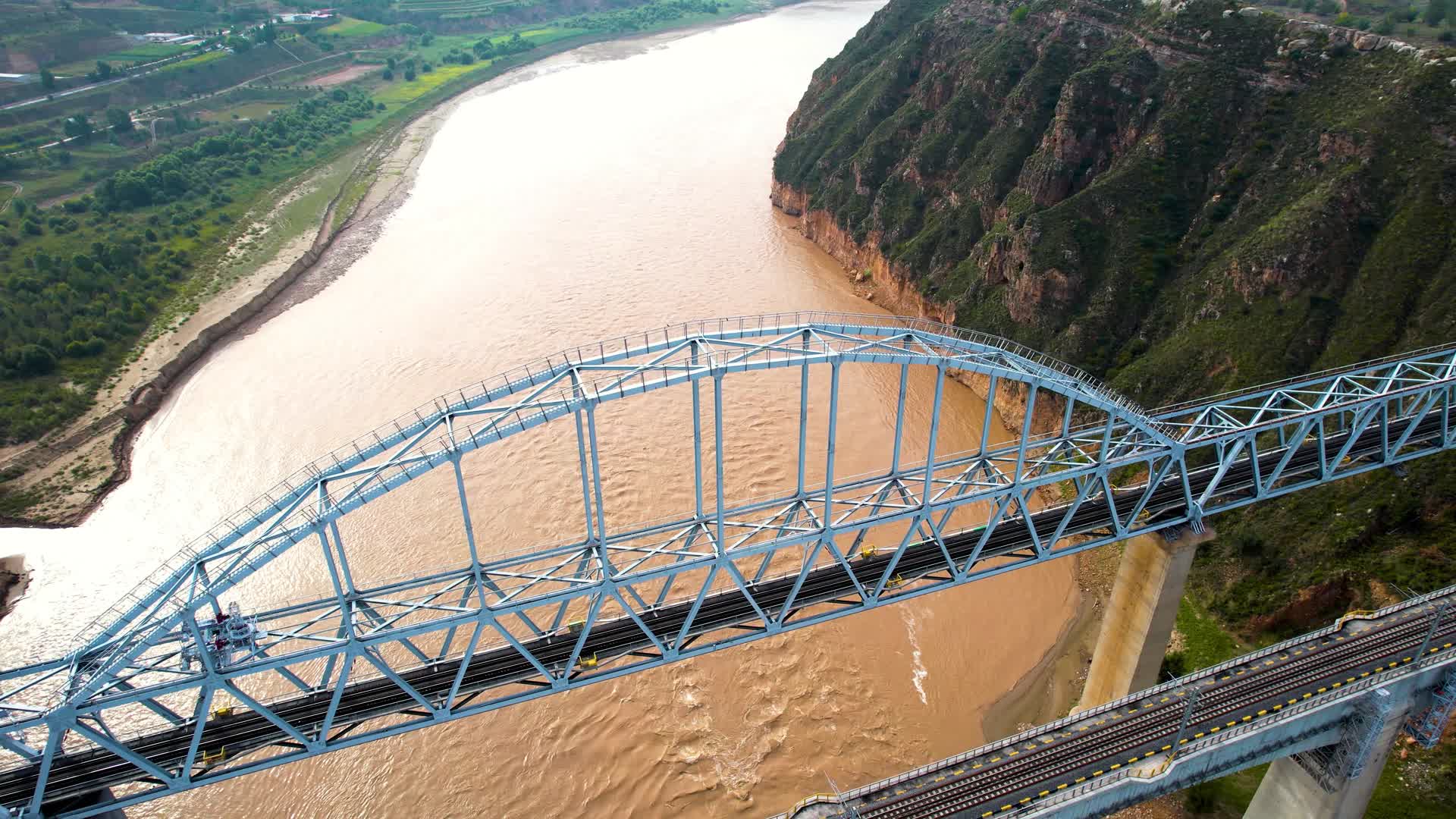 黄河大峡谷内蒙古段及横跨黄河的铁路大桥清晨5k超高清航拍视频视频的预览图