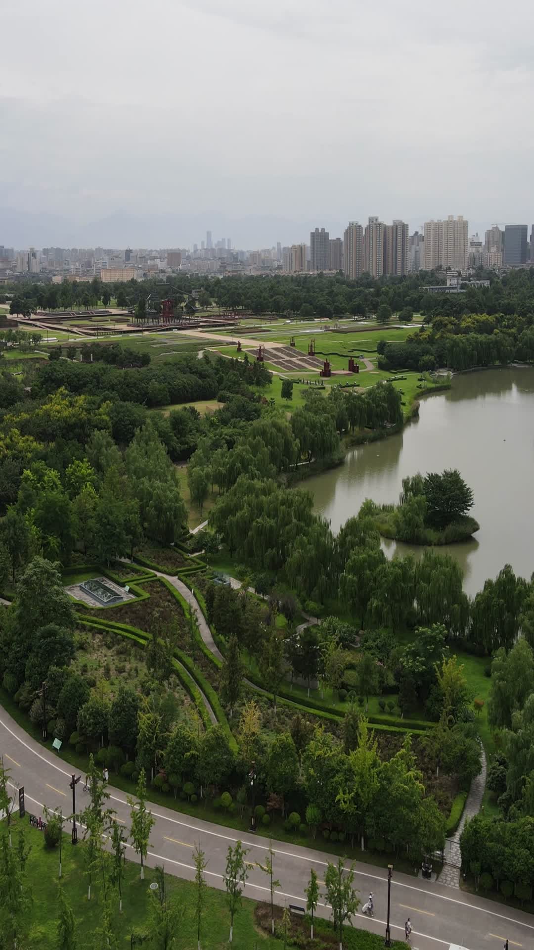 西安大明宫运动公园城市4k航拍竖拍视频的预览图