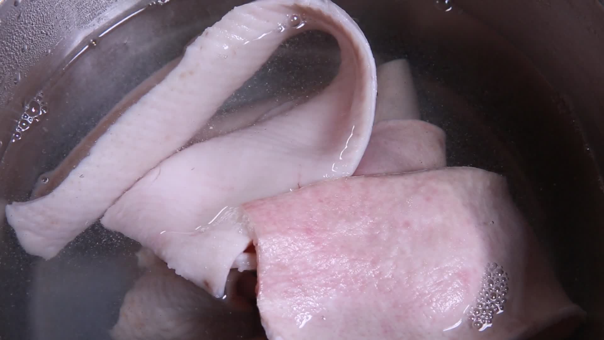 熬猪皮制作肉皮冻视频的预览图