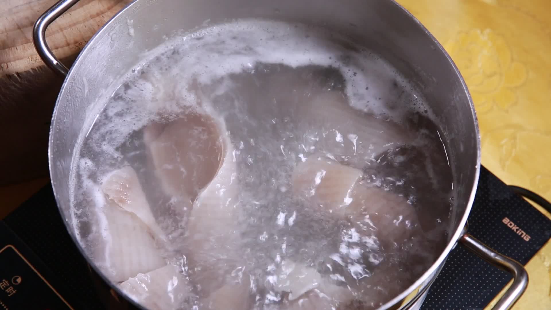 熬猪皮制作肉皮冻视频的预览图