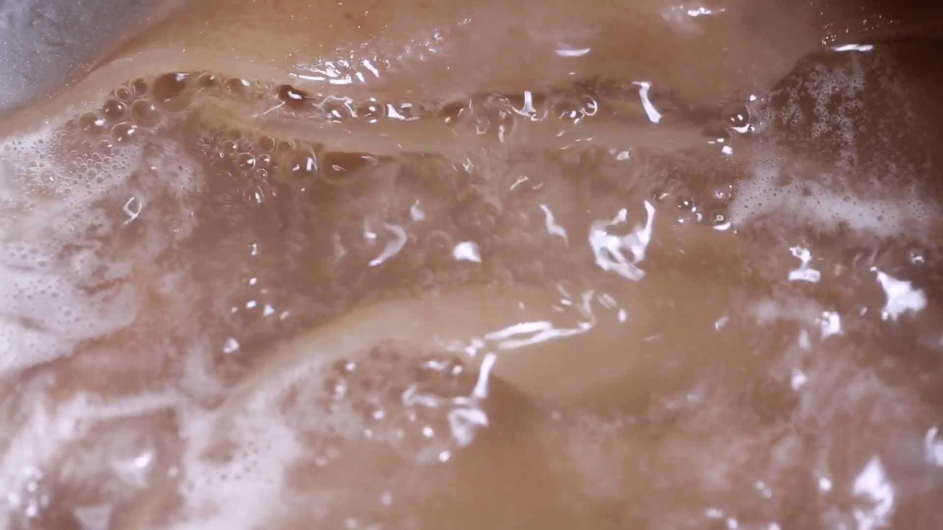 厨师熬猪皮冻视频的预览图