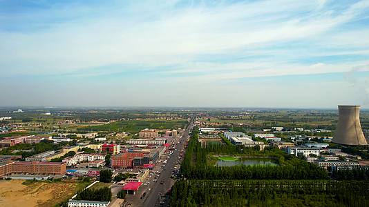 内蒙古托克托大型发电厂企业及周边的村落上午5k超高清航拍视频视频的预览图