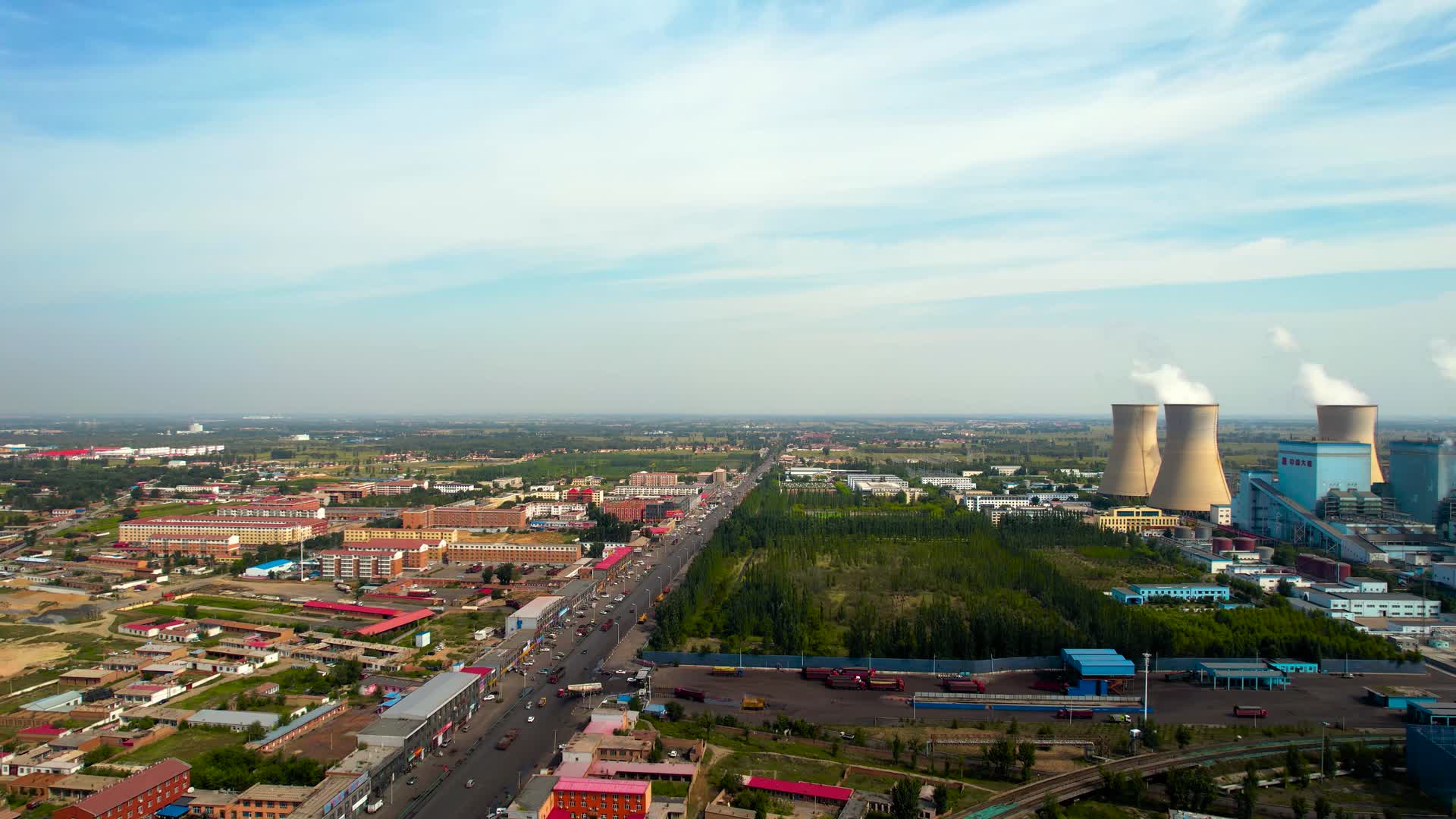 内蒙古托克托大型发电厂企业及周边的村落上午5k超高清航拍视频视频的预览图