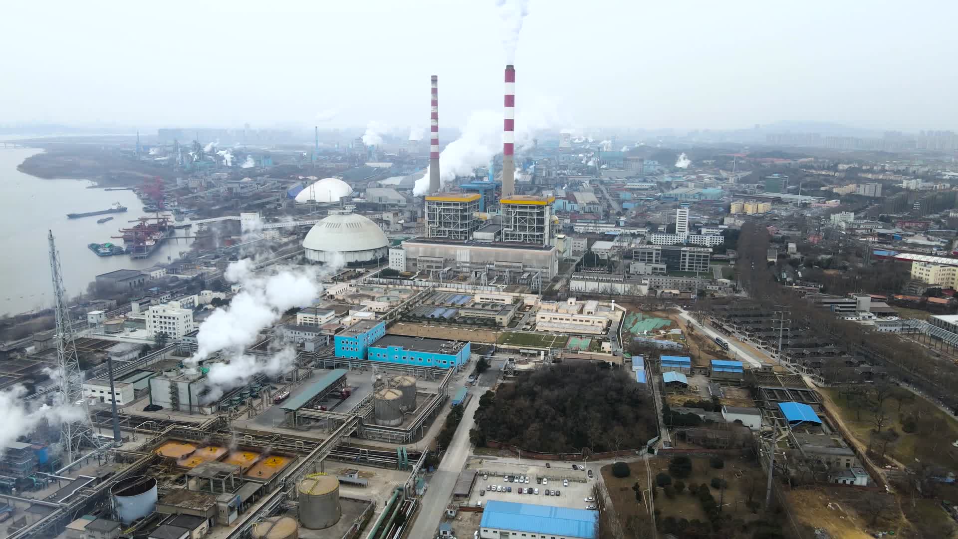 4K航拍化工企业化工厂大烟囱污染排放视频的预览图