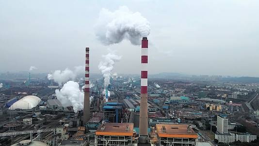 4K航拍化工工业生产设备化工厂污染排放视频的预览图