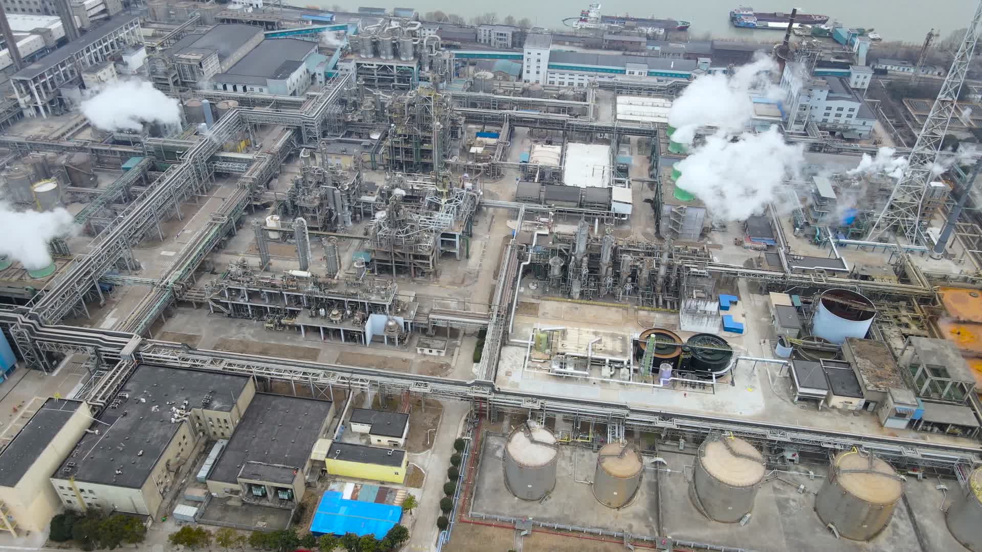 4K航拍化工企业化工厂污染排放视频的预览图