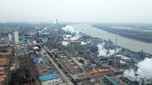 4K航拍化工企业化工厂大烟囱污染排放视频的预览图