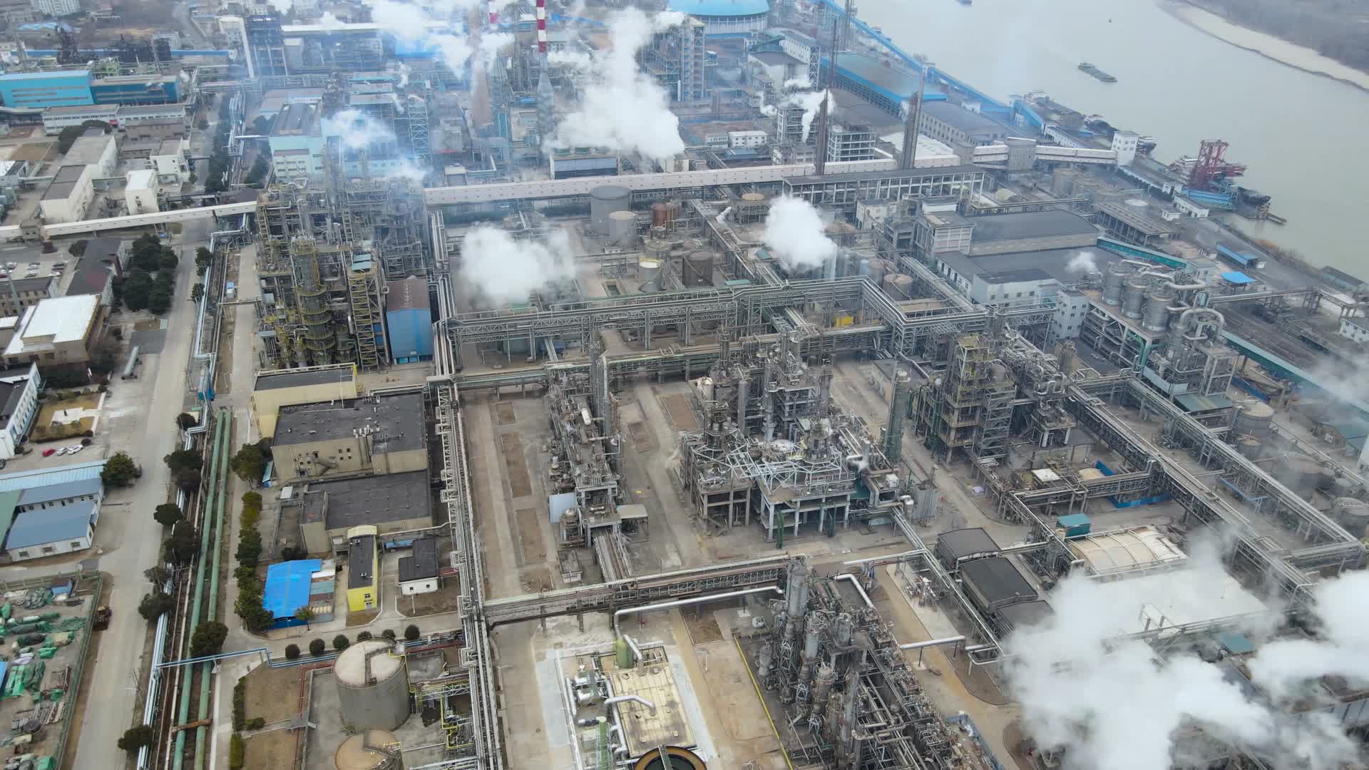 4K航拍化工企业化工厂污染排放视频的预览图