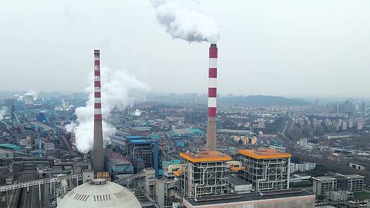 4K航拍化工工业生产设备化工厂污染排放视频的预览图