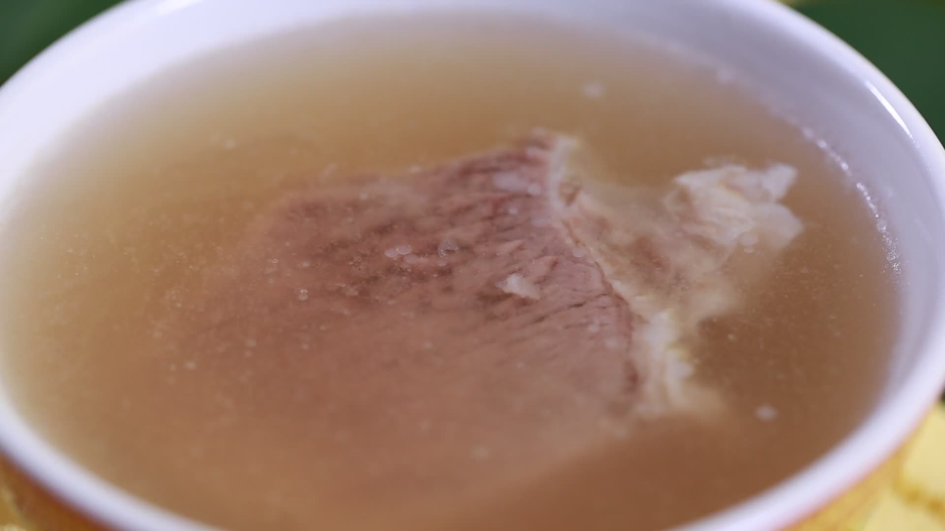 养生肉汤浓汤煲汤视频的预览图