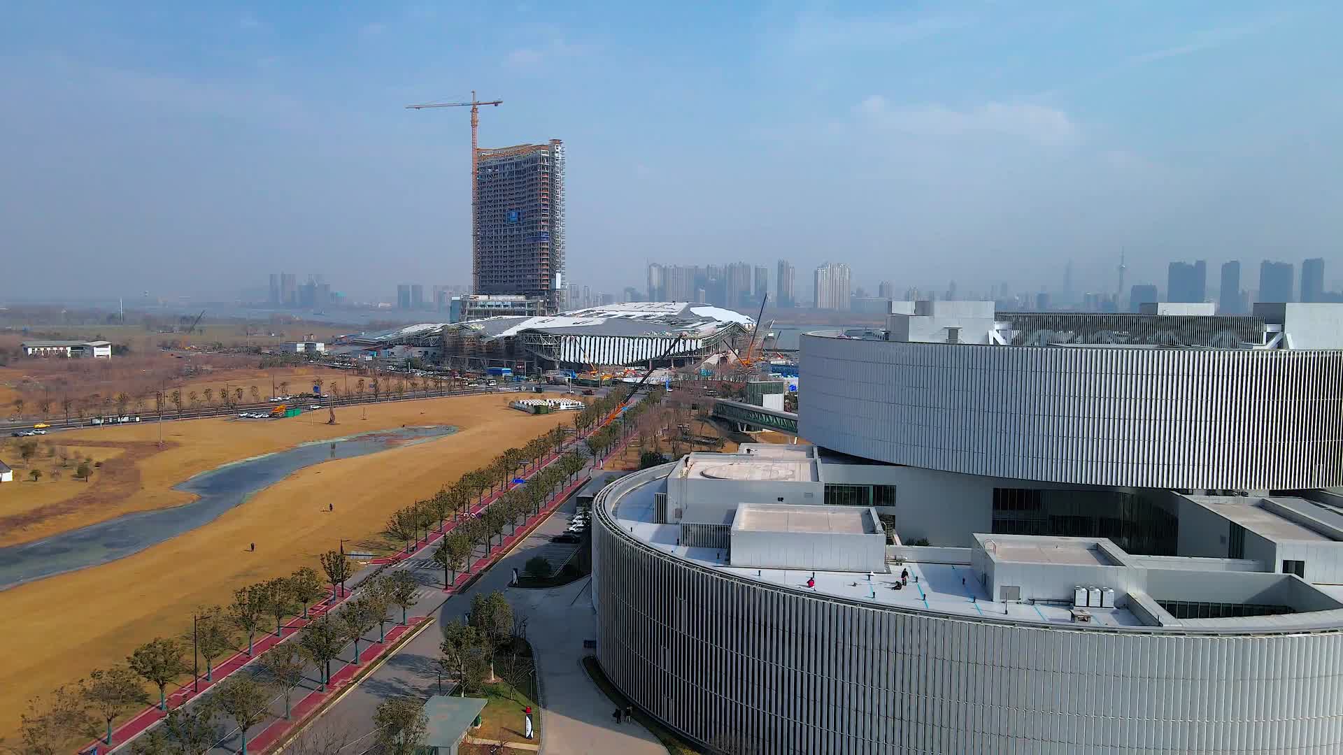 4K航拍南京市地标建筑江北新区市民中心视频的预览图