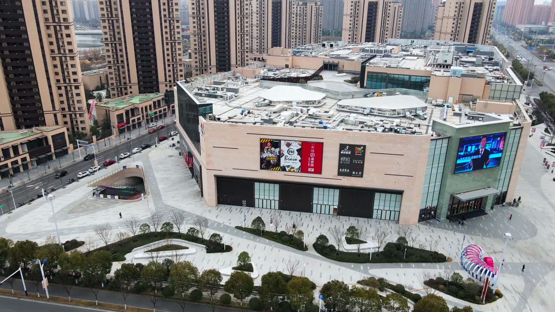 4K航拍南京地标六合龙湖天街视频的预览图