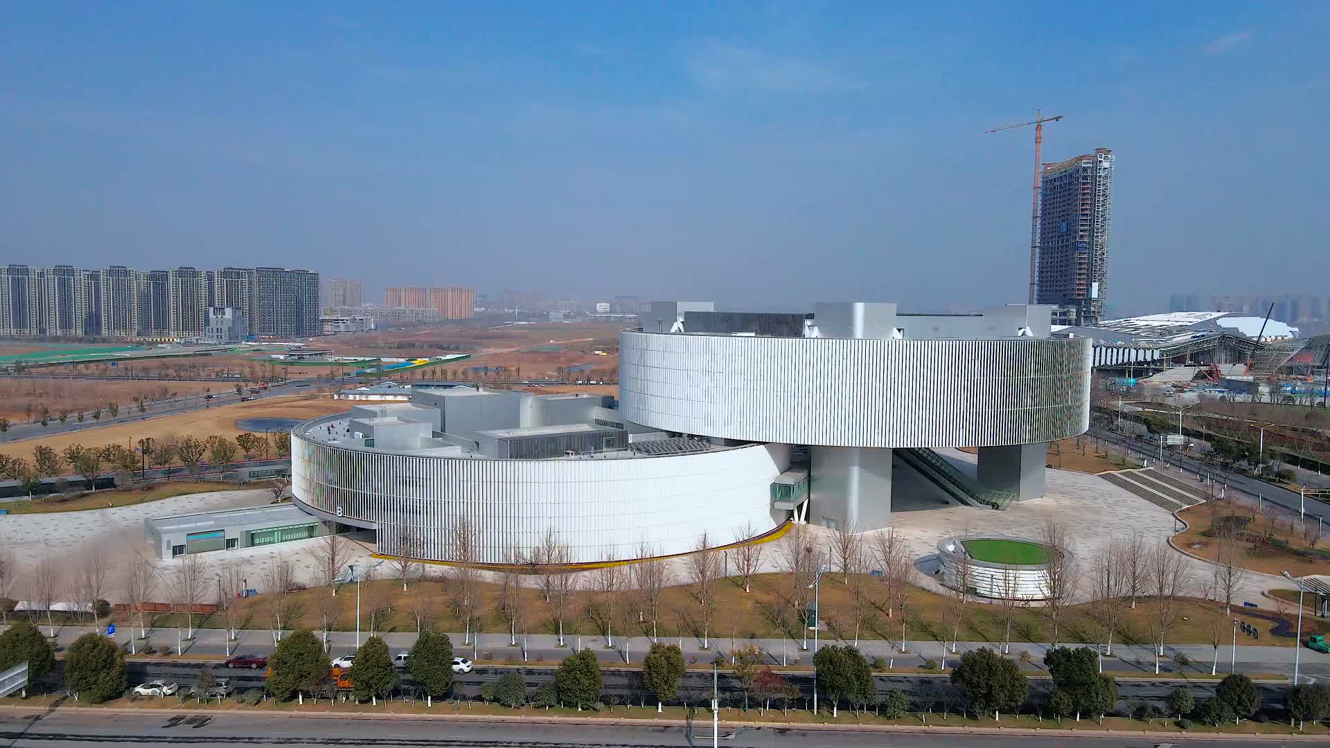 4K航拍南京市地标建筑江北新区市民中心视频的预览图