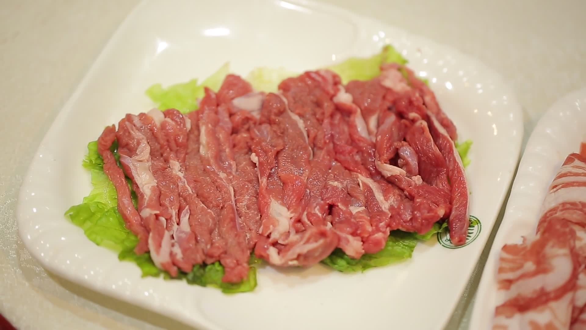 老北京涮肉羊肉片肥牛片视频的预览图