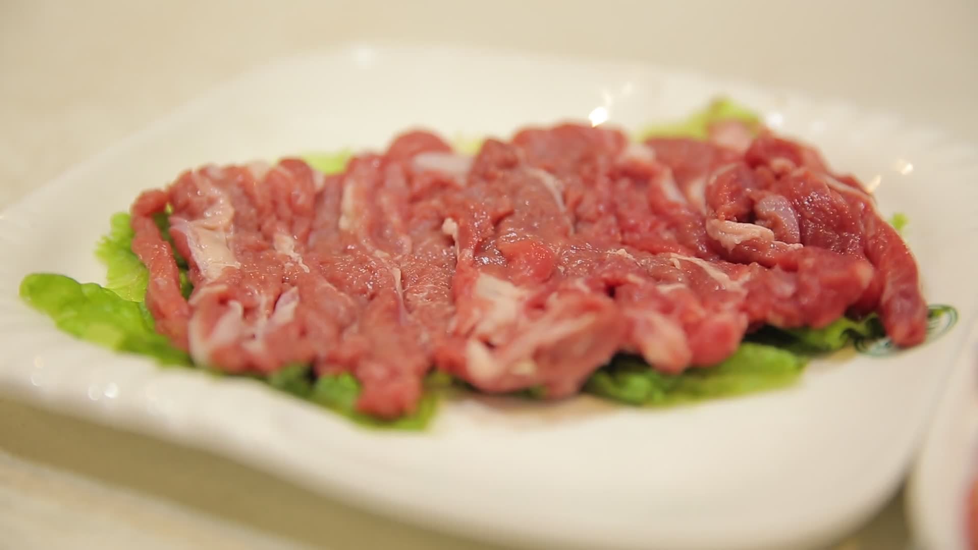 老北京涮肉羊肉片肥牛片视频的预览图
