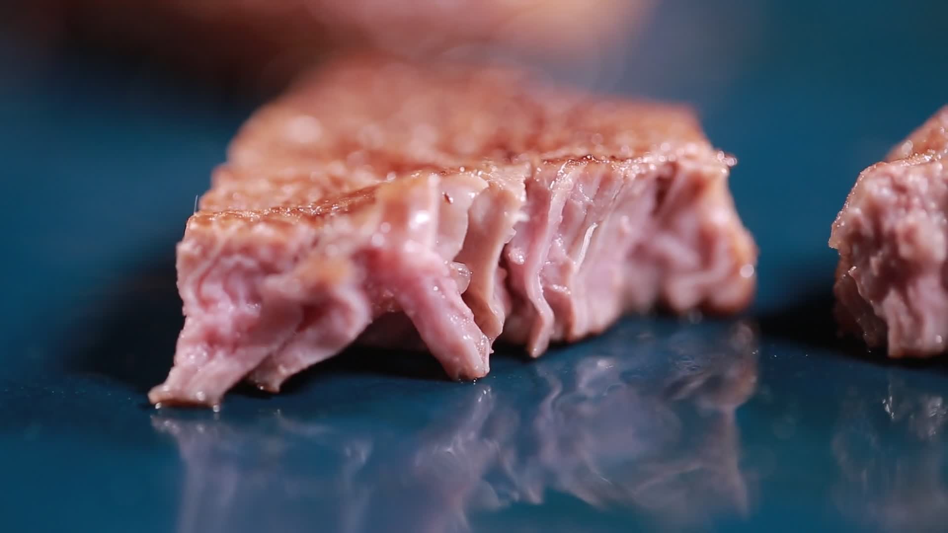 切牛舌牛排看肉质视频的预览图