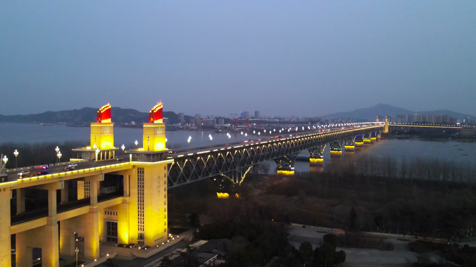 4K航拍南京地标建筑南京长江大桥视频的预览图