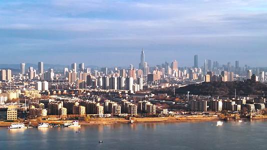 4K航拍南京市长江南岸城市全景视频的预览图