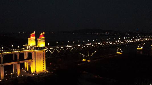 4K航拍南京地标南京长江大桥视频的预览图