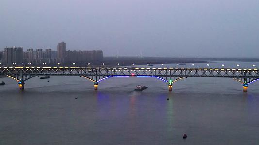 4K航拍南京地标南京长江大桥视频的预览图