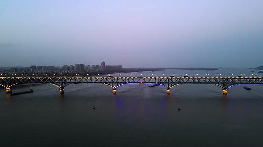 4K航拍南京地标建筑南京长江大桥视频的预览图
