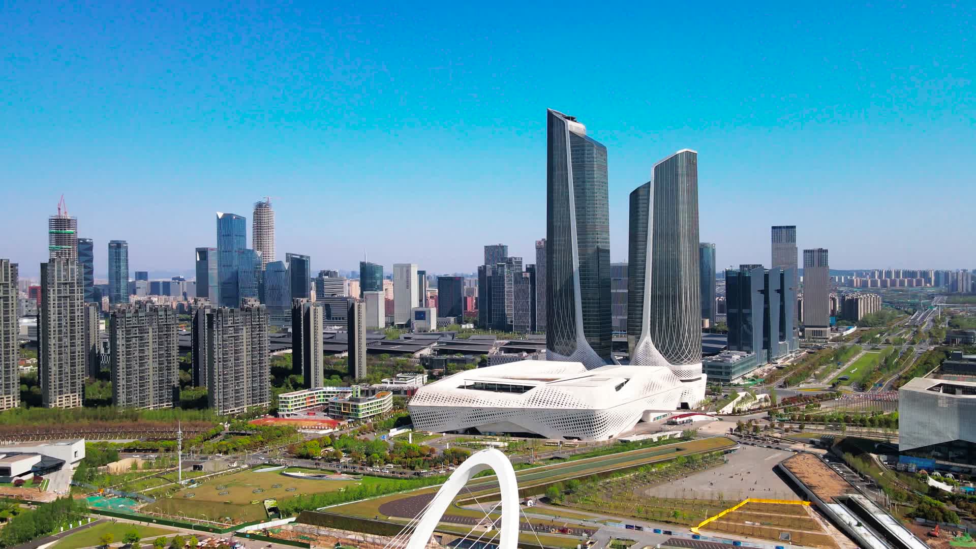4K航拍南京地标保利大剧院南京眼视频的预览图