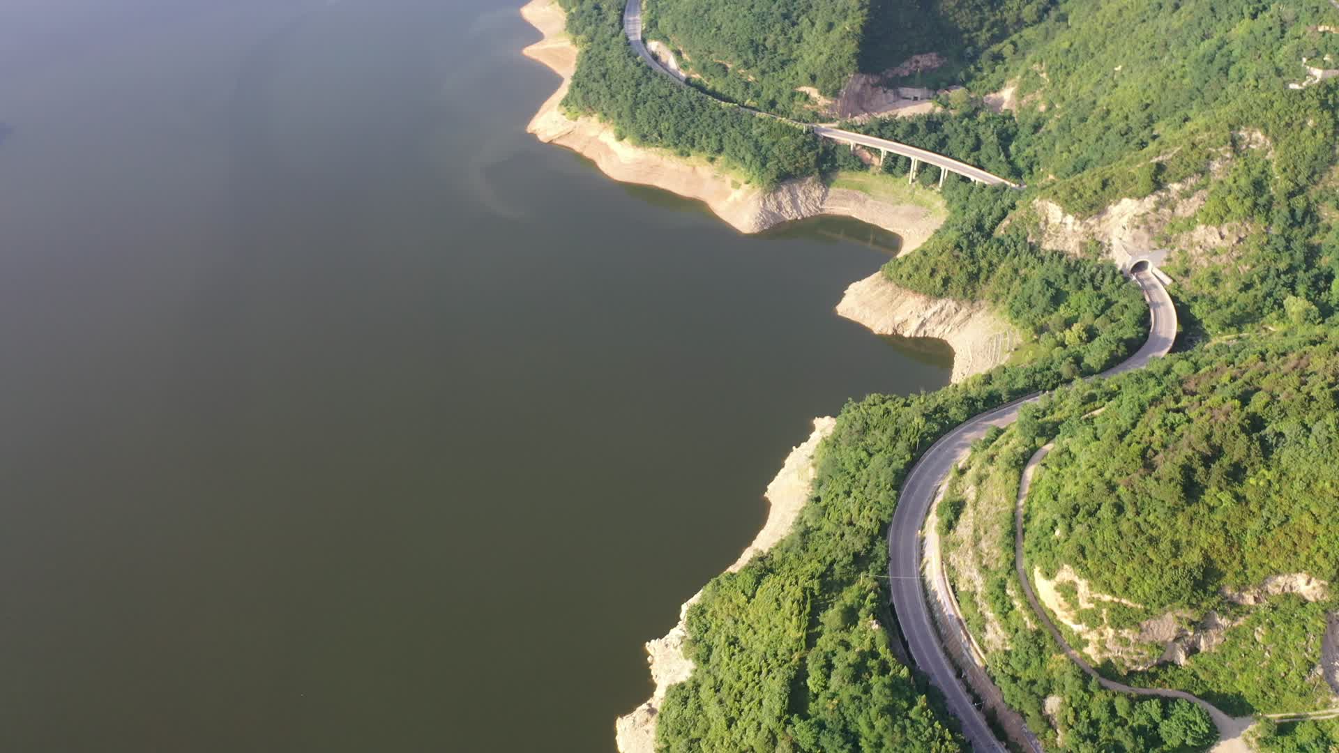 航拍秦岭水库自然4k视频的预览图