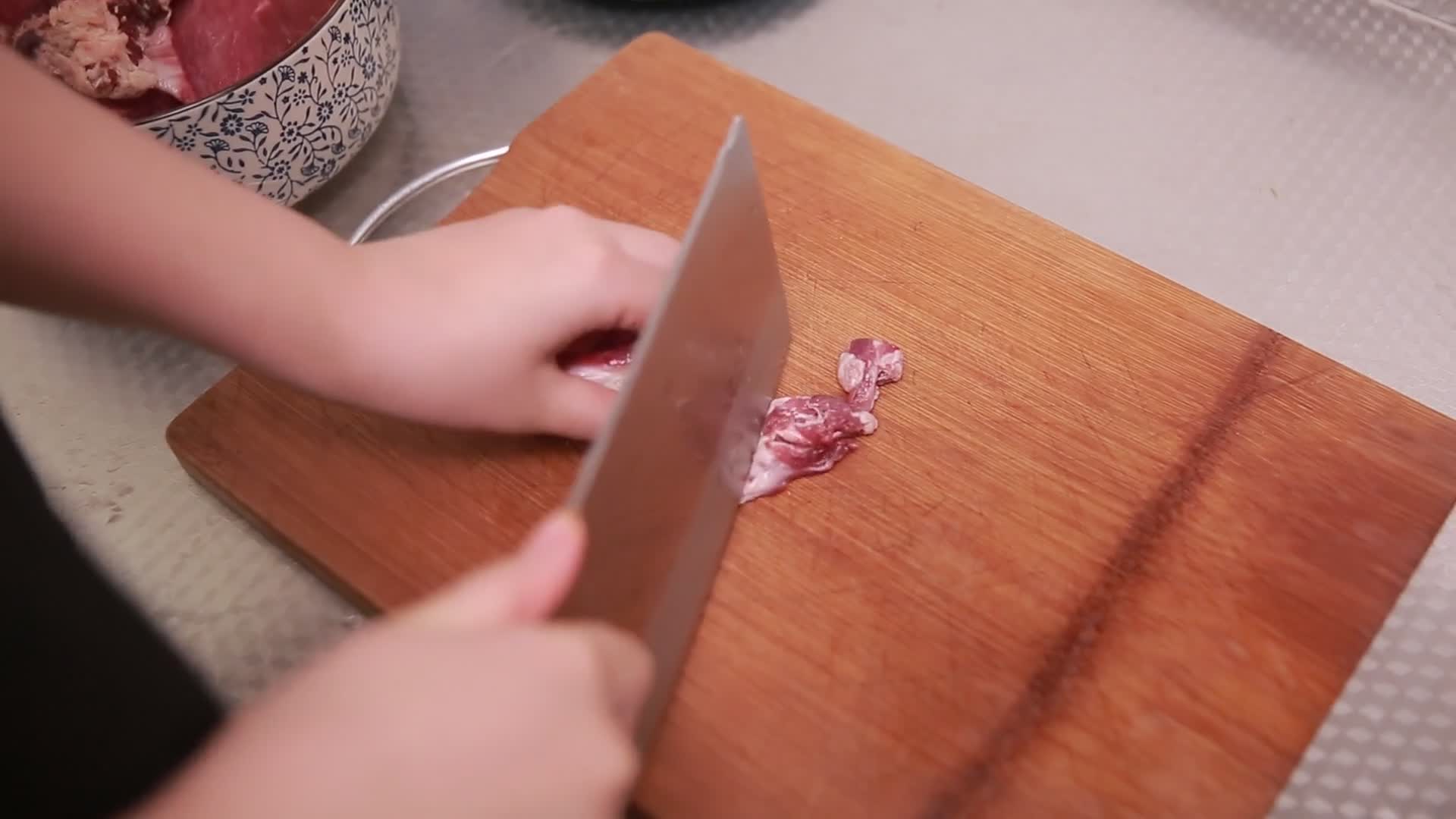 案板菜刀切牛肉视频的预览图
