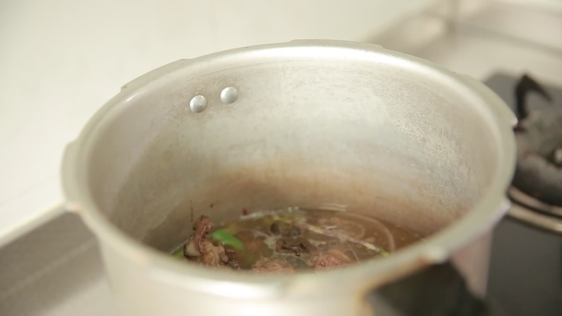 厨房老式高压锅视频的预览图