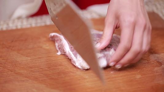 厨娘切牛肉牛腩筋头巴脑视频的预览图