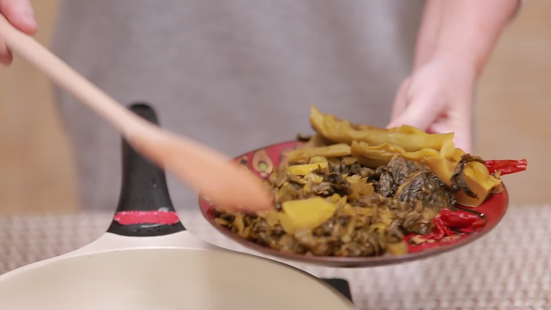 厨师炒酸菜视频的预览图