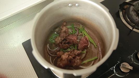 高压锅加去腥材料炖肉视频的预览图