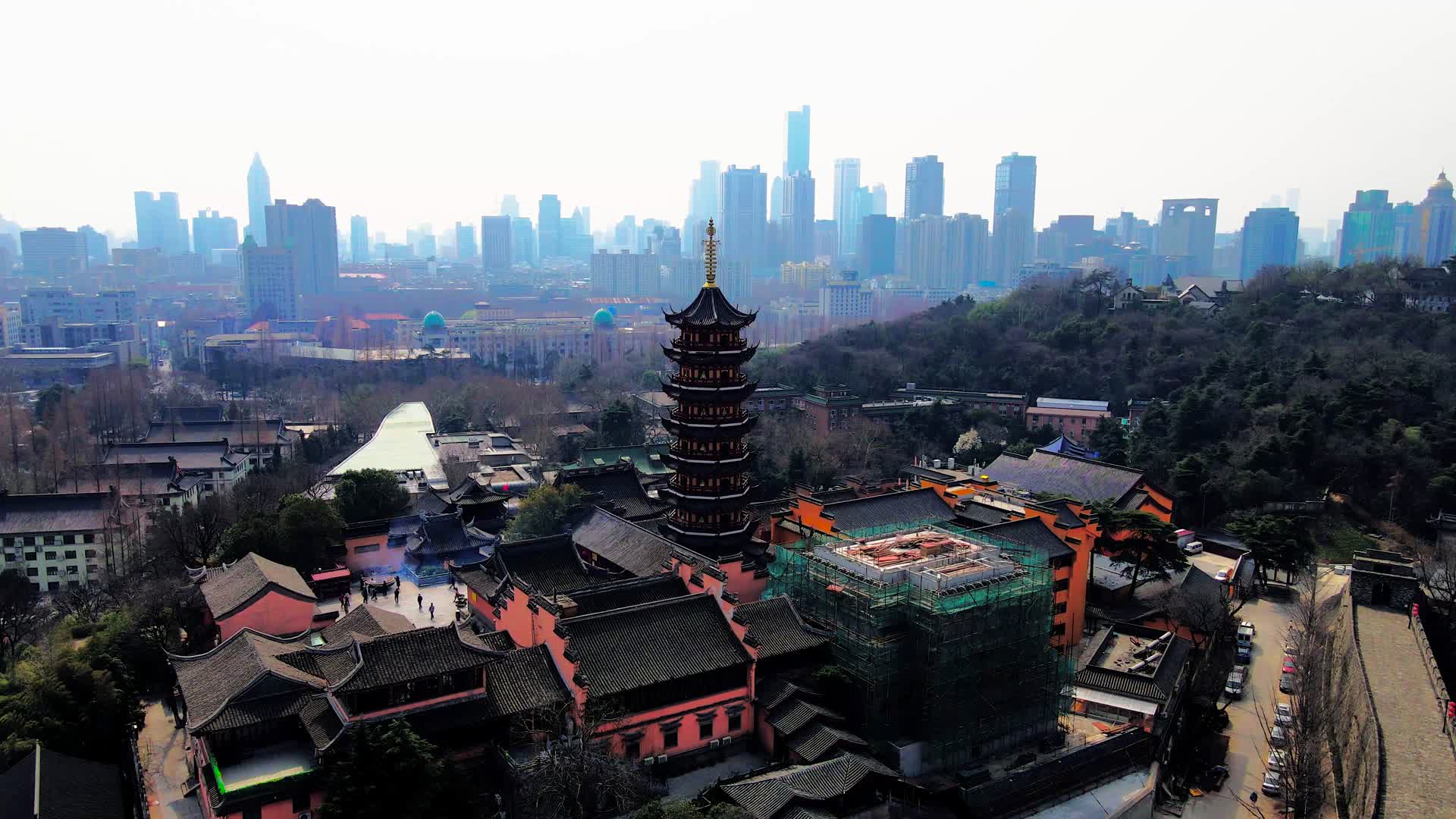 4K航拍南京4A景区鸡鸣寺视频的预览图