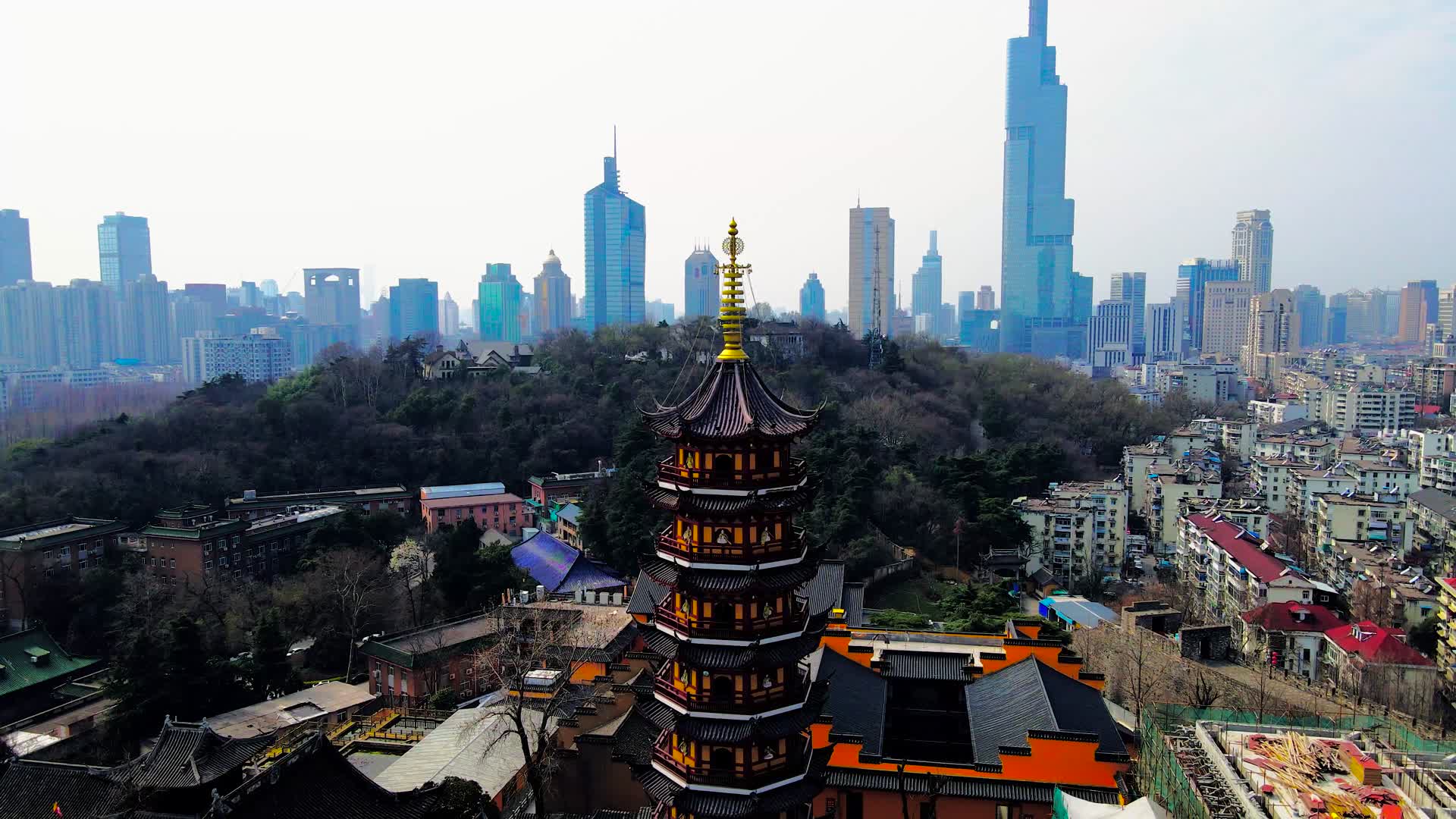 4K航拍南京4A景区鸡鸣寺视频的预览图