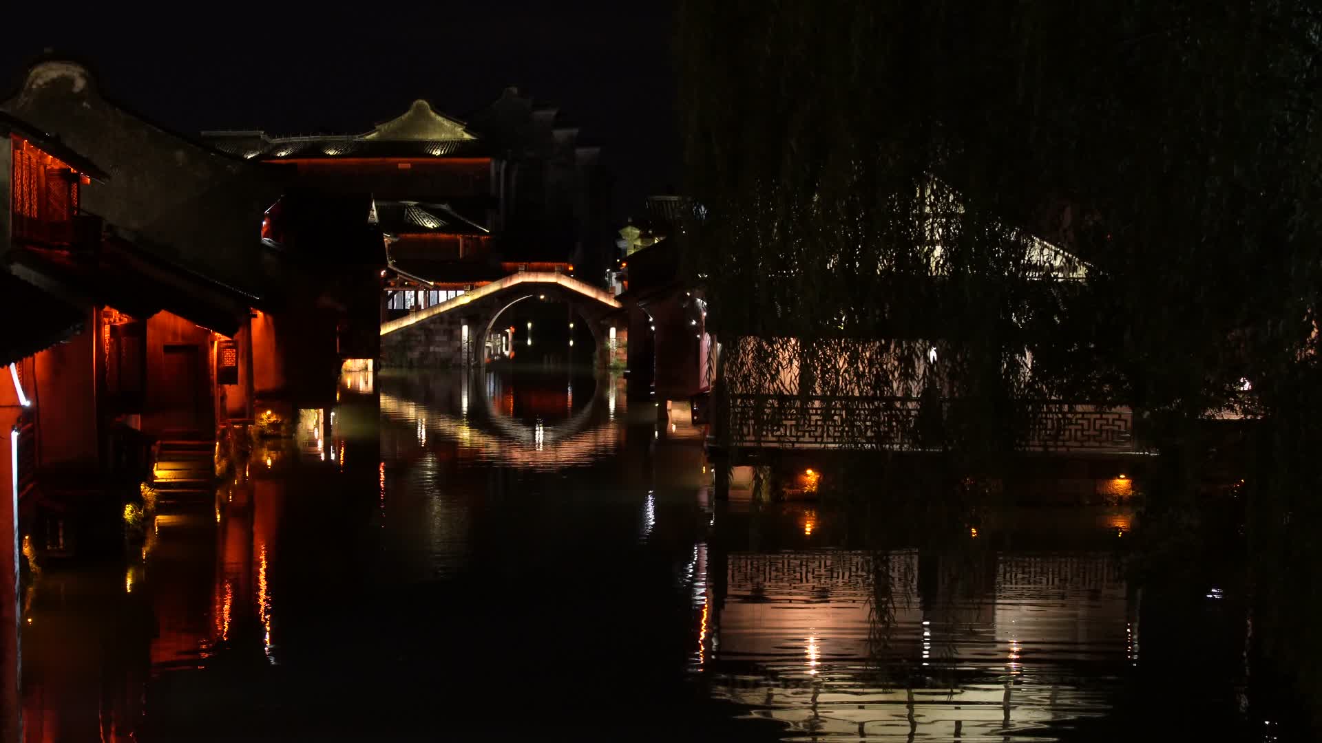 浙江嘉兴乌镇西栅历史桥梁夜景4K视频视频的预览图
