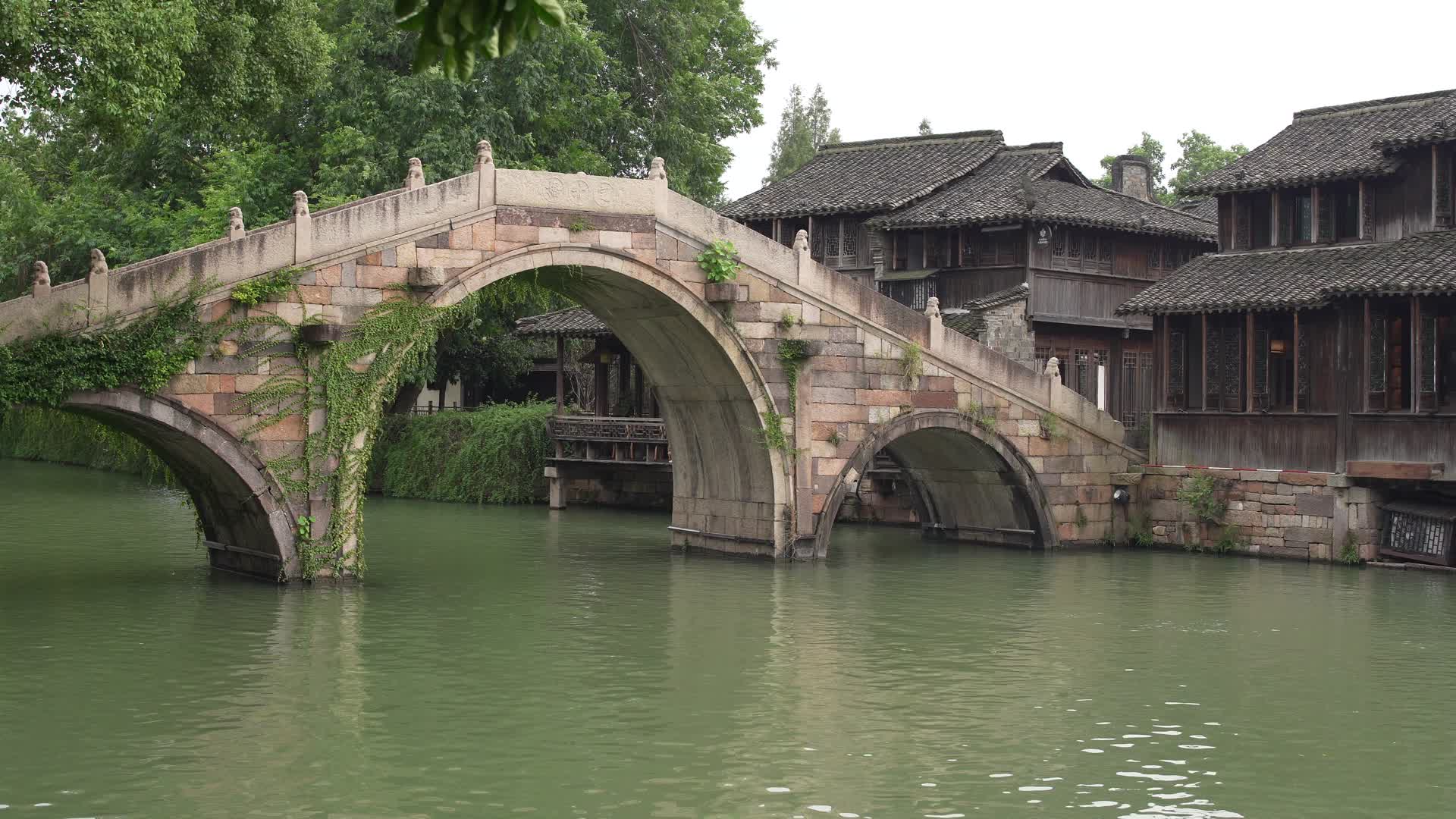 浙江嘉兴乌镇西栅历史桥梁4K视频视频的预览图